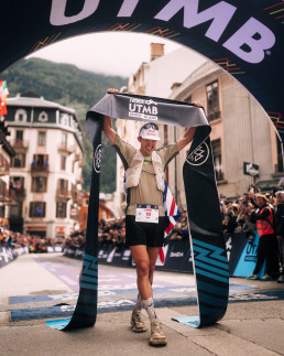 Ultraläufer Tom Evans im Ziel des Ultra Trail du Mont Blanc (UTMB) 2025