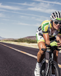 Ultra Radfahrer und Keynote Speaker Christoph Strasser auf Überland-Straße