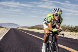 Ultra Radfahrer und Keynote Speaker Christoph Strasser auf Überland-Straße