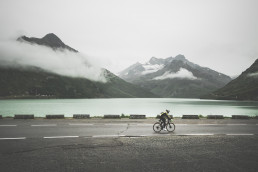 Ultra Radfahrer und Keynote Speaker Christoph Strasser vor herrlicher Landschaft mit See