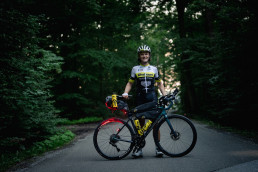 Ultra Radfahrer und Keynote Speaker Christoph Strasser mit seinem bepackten Rad