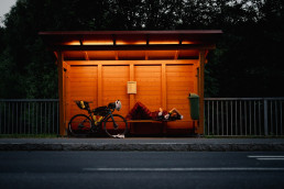 Ultra Radfahrer und Keynote Speaker Christoph Strasser beim Schlafen in einer Bushaltestelle