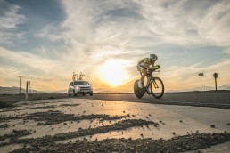 Ultra Radfahrer und Keynote Speaker Christoph Strasser beim Race Across America im Spnnenuntergang