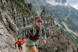 Ultraläuferin Rosanna Buchauer beim Whistaler Lauf in felsiger Region