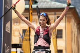 Ultraläuferin Rosanna Buchauer jubelt im Ziel des Lavaredo Ultra Trail