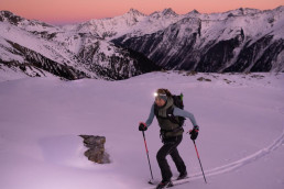 Ultraläuferin Rosanna Buchauer im Sonnenaufgang bei einer Skitour im Schnee