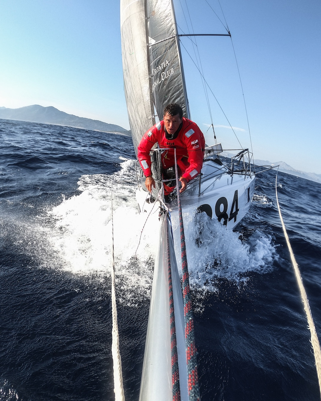 Skifahrer und Segler Ivica Kostelić auf Segelboot im offenen Meer
