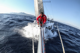 Skifahrer und Segler Ivica Kostelić auf Segelboot im offenen Meer