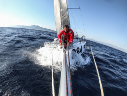 Skifahrer und Segler Ivica Kostelić auf Segelboot im offenen Meer