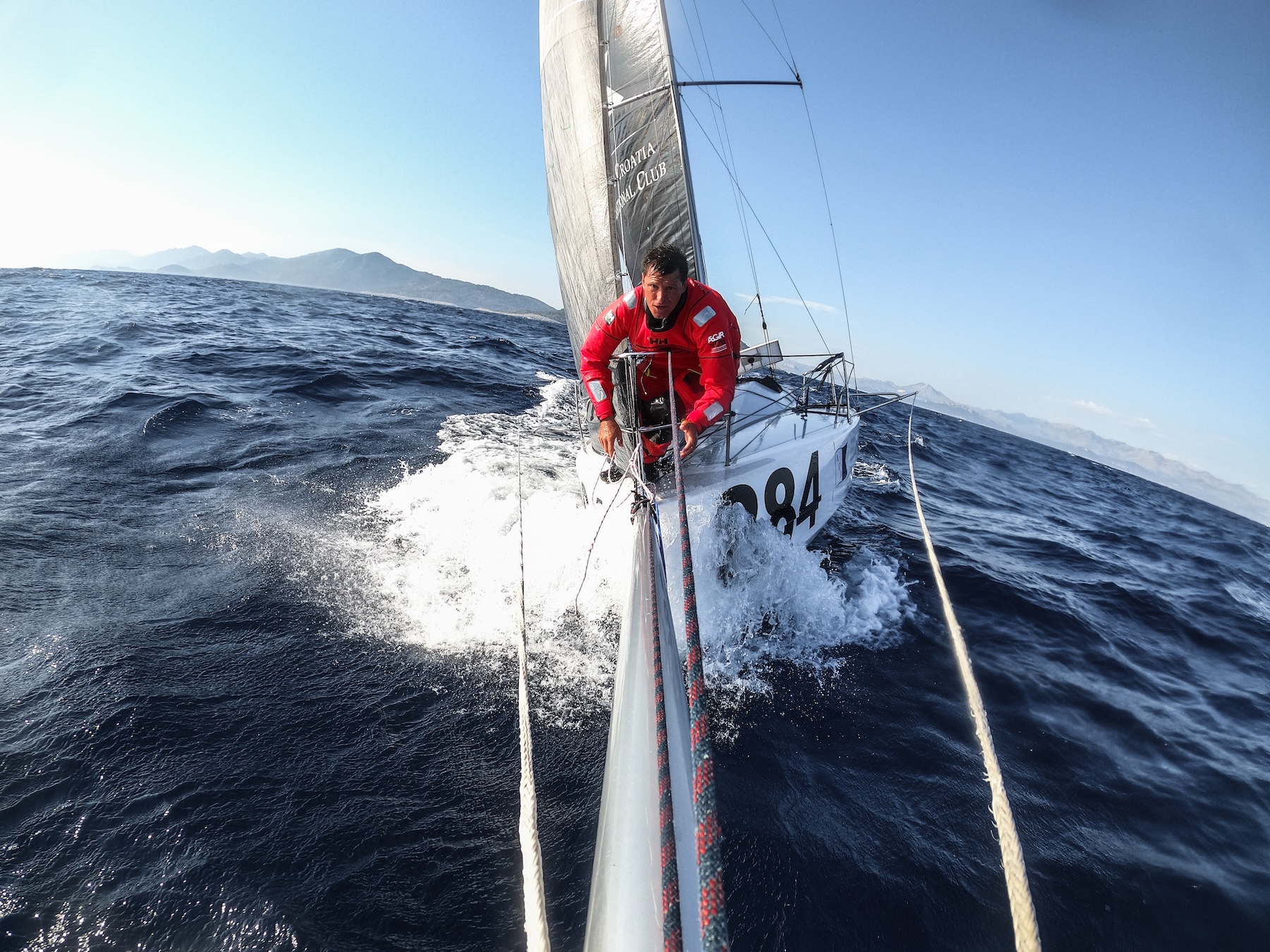 Skifahrer und Segler Ivica Kostelić auf Segelboot im offenen Meer