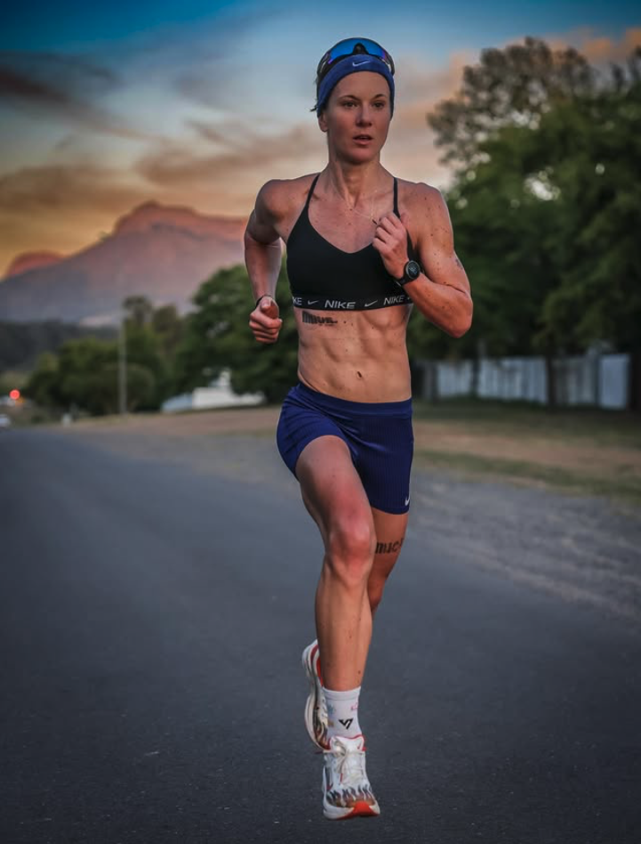 Triathletin und HYROX-Elite Tanja Stroschneider beim Laufen