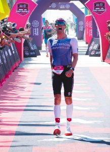 Ironman-Weltmeister Casper Stornes beim Zieleinlauf