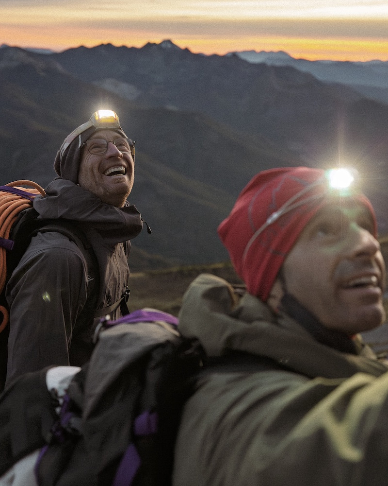 Die Bergsteiger und Kletterer Iker und Eneko Pou in Natur mit Stirnleuchten