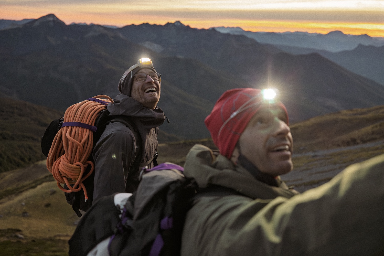 Die Bergsteiger und Kletterer Iker und Eneko Pou in Natur mit Stirnleuchten