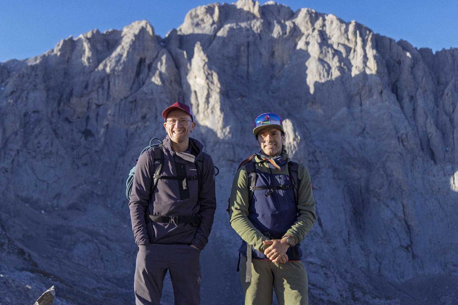 Die Bergsteiger und Kletterer Iker und Eneko Pou vor einer Felswand