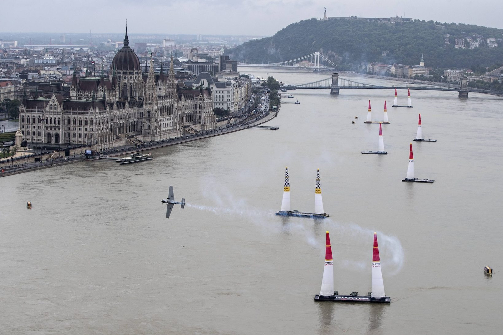 Air Race Pilot Hannes Arch auf dem Kurs über der Donau in Budapest