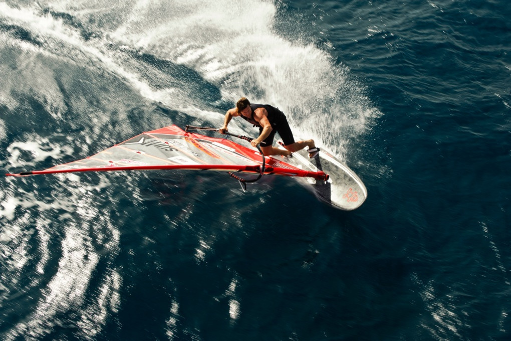 Windsurf-Weltmeister Bjørn Dunkerbeck beim Windsurfen in einer Halse