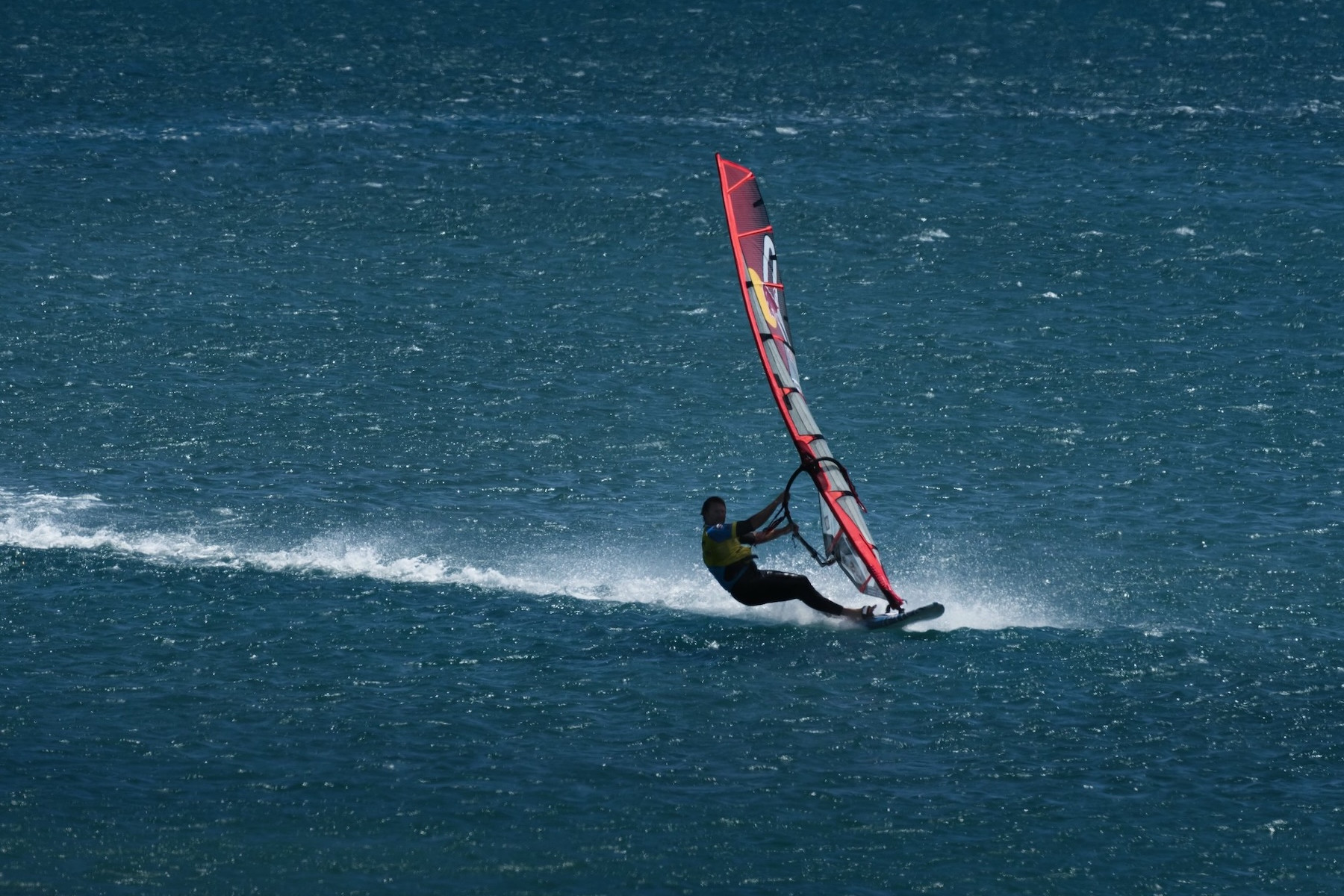 Windsurf-Weltmeister Bjørn Dunkerbeck beim Windsurfen im Rahmen der Speed Challenge