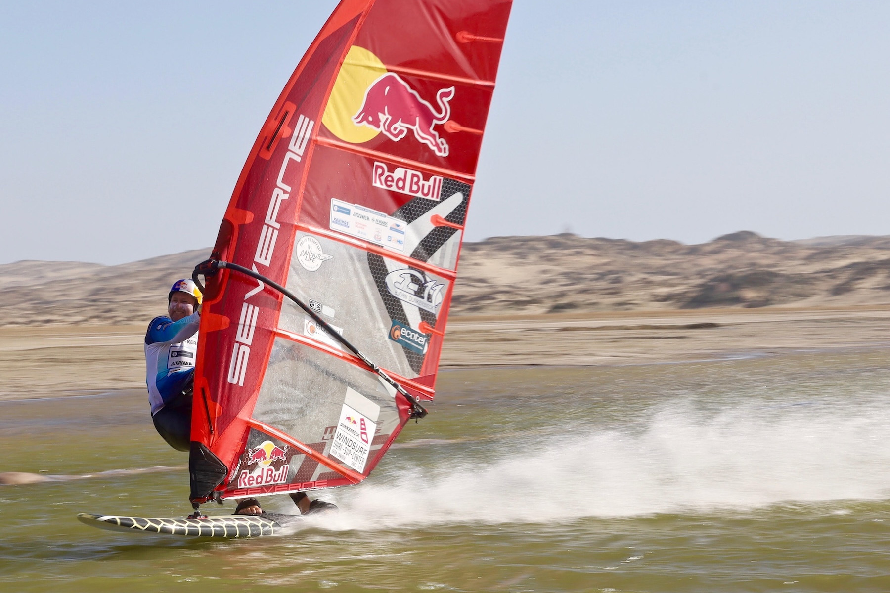 Windsurf-Weltmeister Bjørn Dunkerbeck beim Windsurfen im Speedkanal
