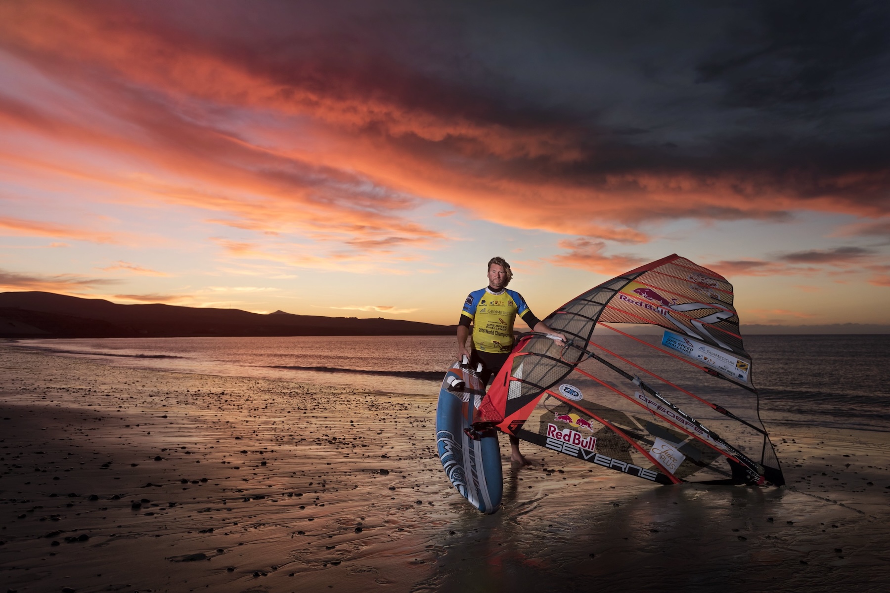 Windsurf-Weltmeister Bj&oslash;rn Dunkerbeck beim Windsurfen im Sonnenuntergang