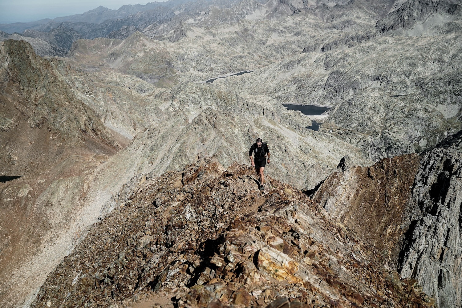 Ausdauerathlet und Keynote-Speaker Kilian Jornet in felsigem Terrain