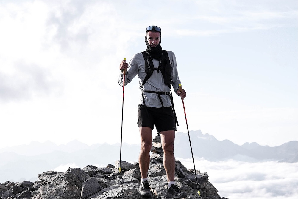 Ausdauerathlet und Keynote-Speaker Kilian Jornet auf felsigem Gipfel vor weitem Himmel