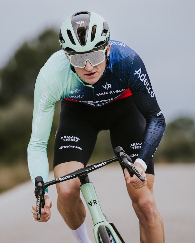 Radrennfahrer Felix Gall auf dem Rad in Rennpose