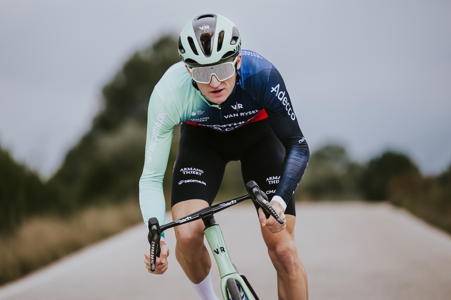 Radrennfahrer Felix Gall auf dem Rad in Rennpose