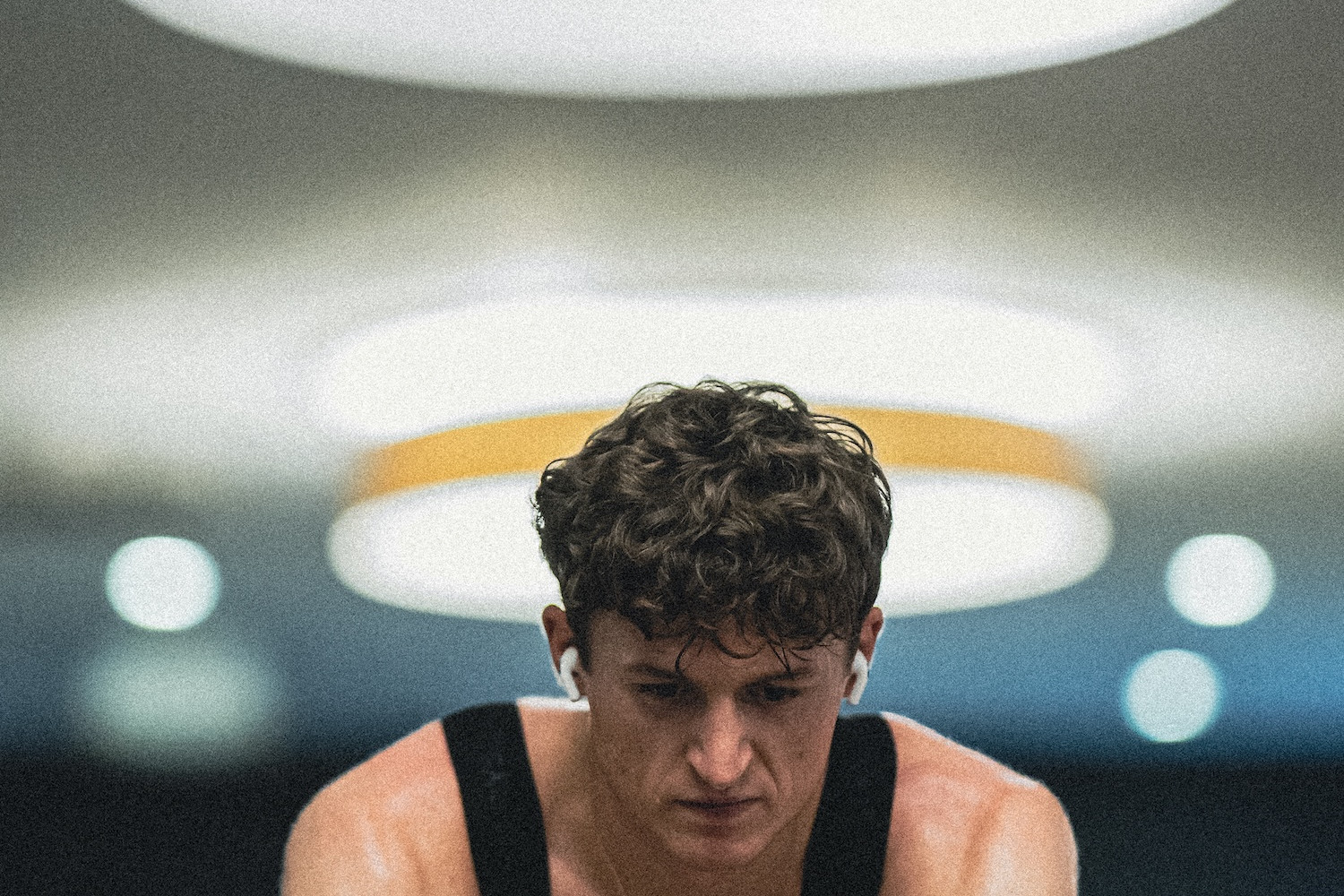 Radrennfahrer Felix Gall auf dem Ergometer im Training mit Brustgurt