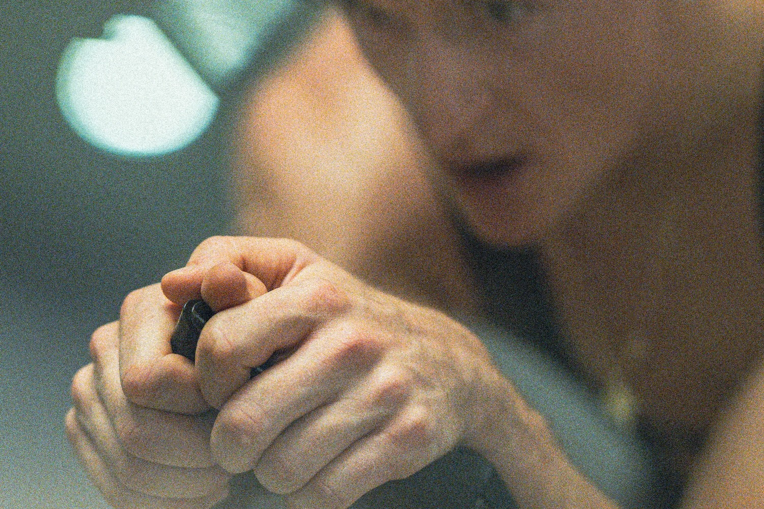 Radrennfahrer Felix Gall im Training auf dem Ergometer ohne Helm und ohne Brille