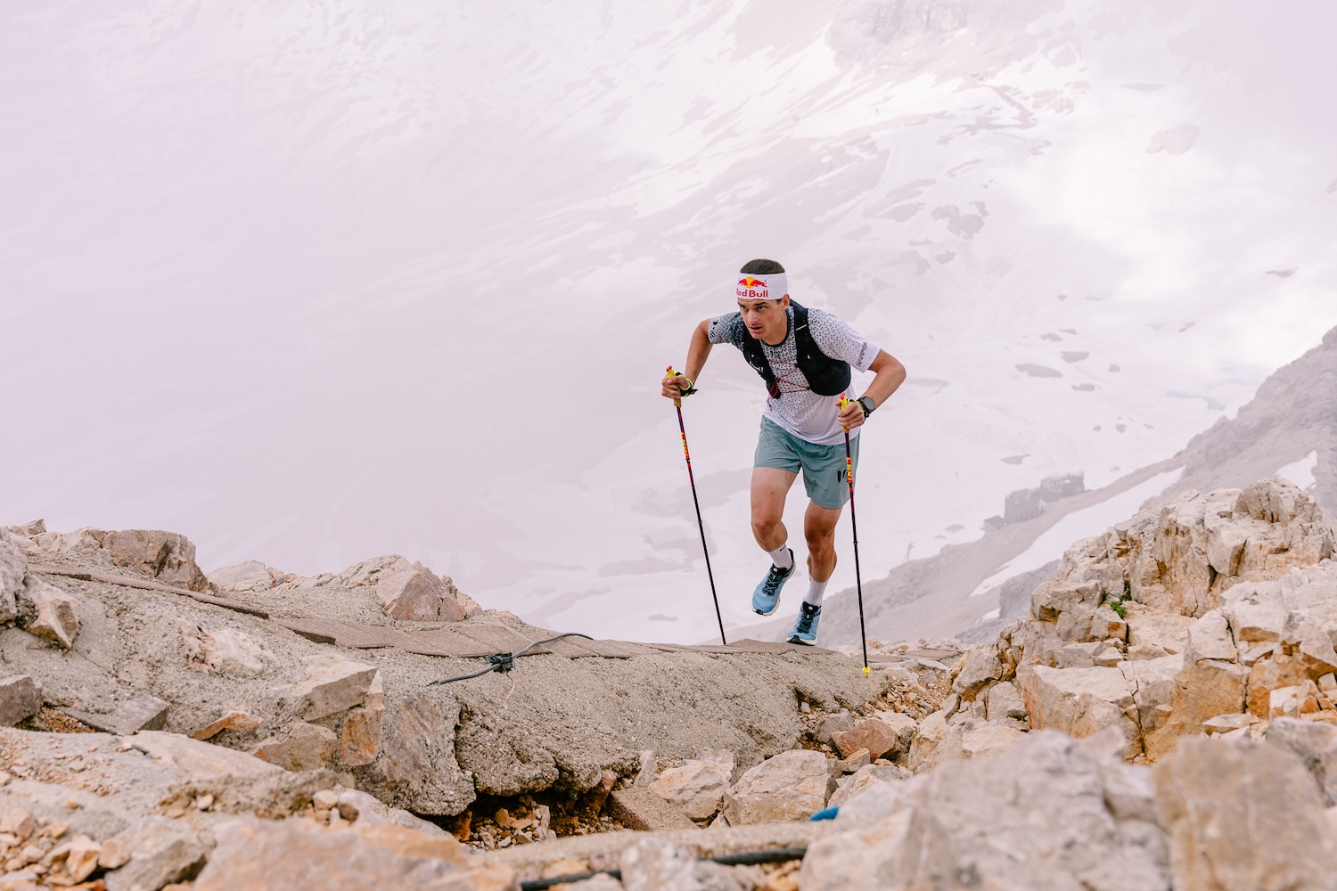 Anton Palzer mit Pulsuhr bei seiner Tour vom Marienplatz auf die Zugspitze, mit Trail-Stecken im Gebirge